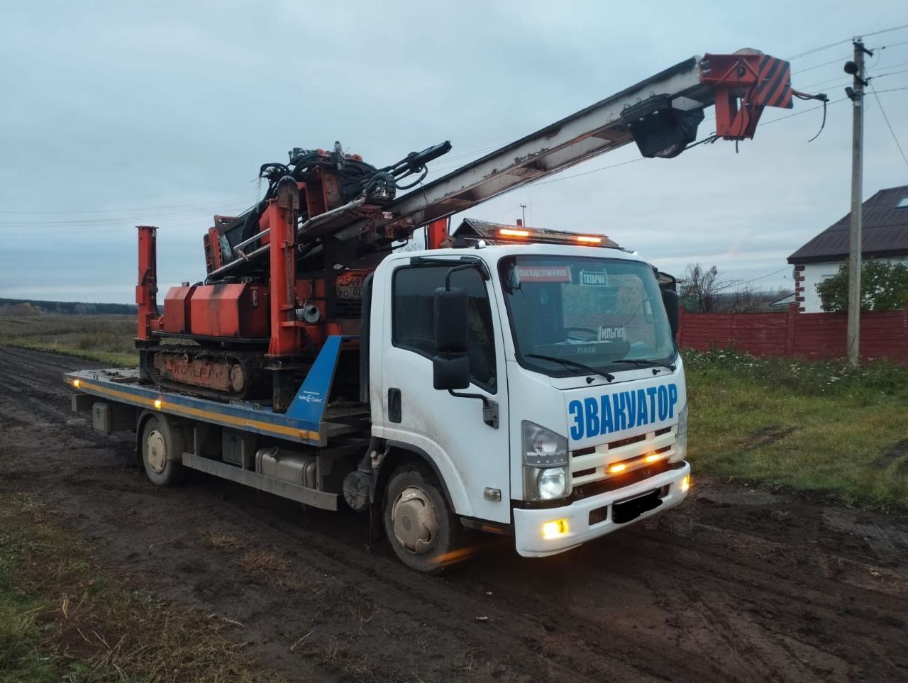 Isuzu с тяжёлым оборудованием на платформе