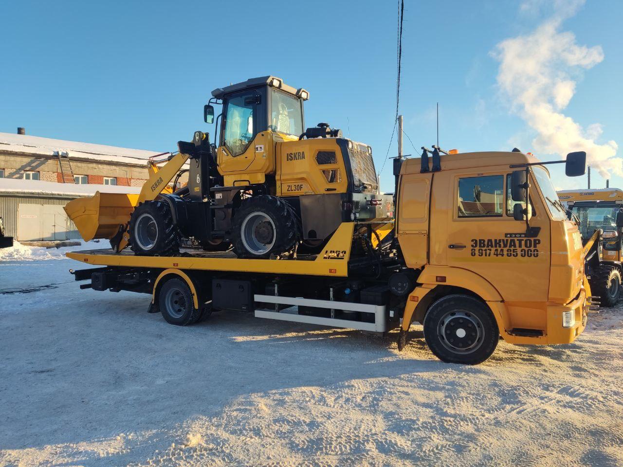 КамАЗ 4308 на платформе со спецтехникой